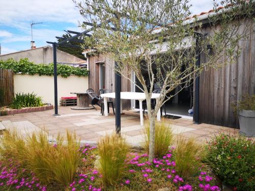 Maison rénovée à Barbâtre, proche plage pour 6 personnes, jardin et terrasse - FR-1-823-78