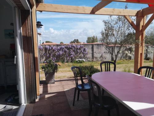 Photo de la galerie de l'établissement Maison rénovée à Barbâtre, proche plage pour 6 personnes, jardin et terrasse - FR-1-823-78, à Barbâtre