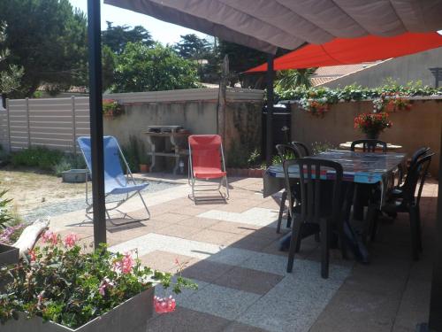 Photo de la galerie de l'établissement Maison rénovée à Barbâtre, proche plage pour 6 personnes, jardin et terrasse - FR-1-823-78, à Barbâtre