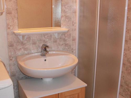 une salle de bain avec un lavabo et une douche dans l'établissement Maison près des dunes, 5 min de la plage, Barbâtre - FR-1-823-79, à Barbâtre