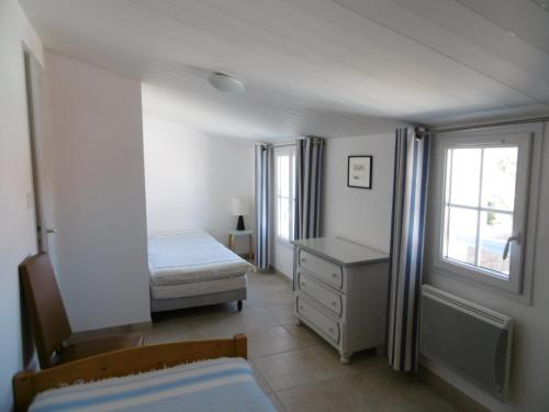 Giường trong phòng chung tại Maison 8 Pers, Proche Plage et Commerces, Noirmoutier - FR-1-823-84