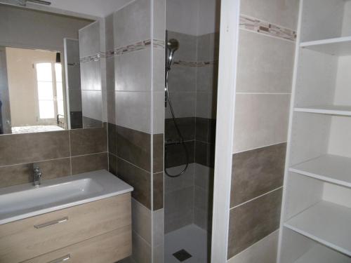 une salle de bain avec douche et lavabo dans l'établissement Maison rénovée 2019 proche plage avec jardin privé - FR-1-823-89, à LʼÉpine