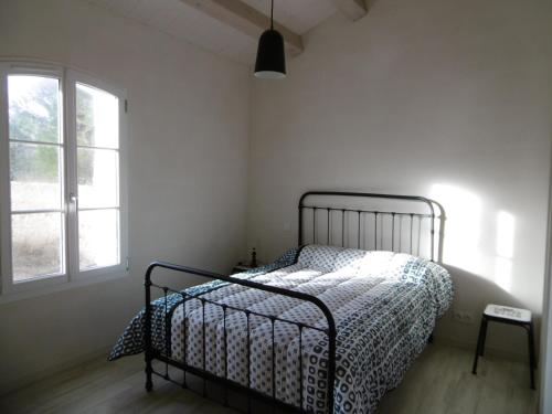 une chambre avec un lit et une fenêtre dans l'établissement Maison rénovée 2019 proche plage avec jardin privé - FR-1-823-89, à LʼÉpine