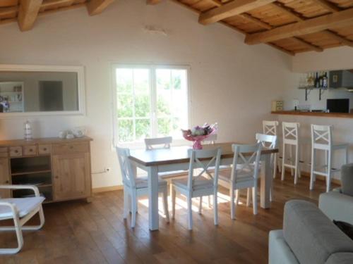 une cuisine et une salle à manger avec une table et des chaises dans l'établissement Maison Confortable Barbâtre 4/6 Pers - Proche Plage et Commerces - WiFi Gratuit - FR-1-823-91, à Barbâtre