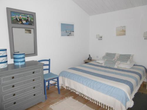 Giường trong phòng chung tại Maison spacieuse près de la plage pour 12 pers à Barbâtre - FR-1-823-94