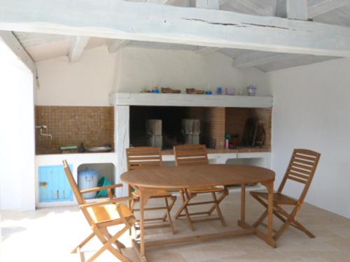 une salle à manger avec une table et des chaises dans l'établissement Maison spacieuse près de la plage pour 12 pers à Barbâtre - FR-1-823-94, à Barbâtre