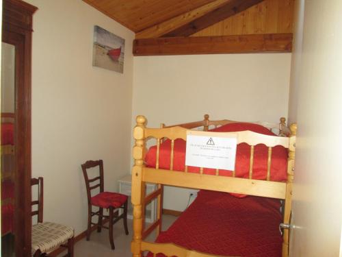 une chambre avec un lit superposé avec un panneau dessus dans l'établissement Maison confortable 3 chambres proche plage à Noirmoutier - FR-1-823-95, à Barbâtre