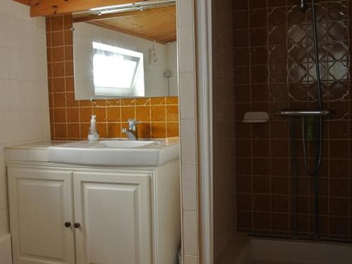 une salle de bain avec un lavabo, un miroir et une douche dans l'établissement Maison confortable 3 chambres proche plage à Noirmoutier - FR-1-823-95, à Barbâtre
