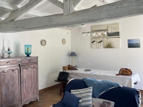 un salon avec un canapé et une table dans l'établissement Maison confortable pour 8 pers. à Barbâtre, près de la plage - FR-1-823-97, à Barbâtre