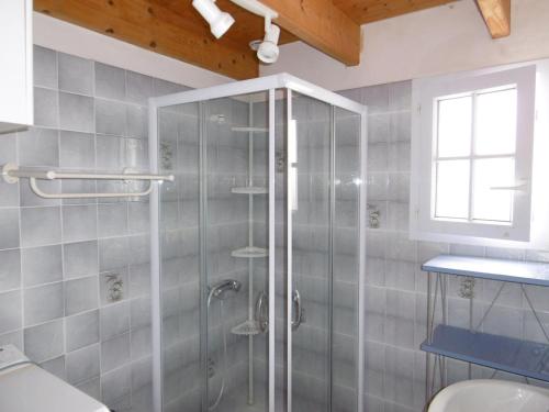 une douche avec une porte vitrée dans une salle de bain dans l'établissement Maison à Noirmoutier - Proche Plage - Parking - FR-1-823-98, à Noirmoutier-en-l'lle