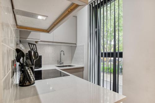 Η κουζίνα ή μικρή κουζίνα στο Unique Stylish Duplex 2BR 2BA Balcony