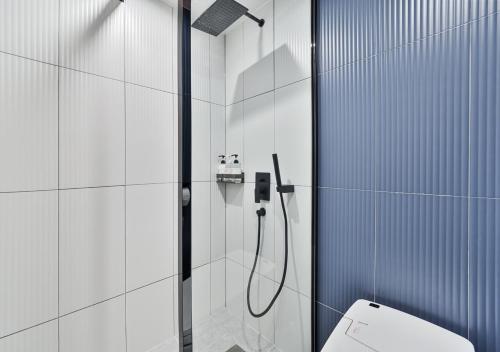 a bathroom with a shower and a toilet at 호텔그랑파리 in Gwangju