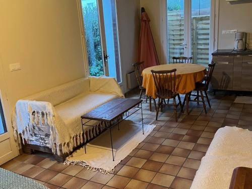 un salon avec une table et un canapé dans l'établissement Maison 4 pers à Barbâtre près plage, wifi, parking - FR-1-823-102, à Barbâtre