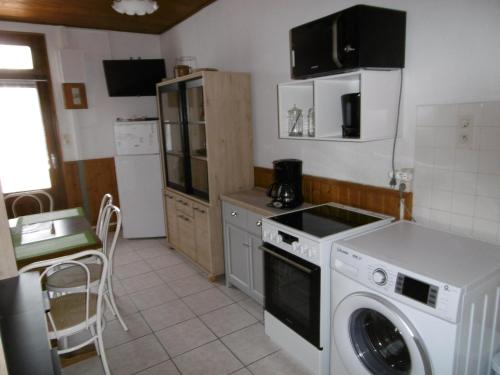 Il comprend une cuisine équipée d'un lave-linge et d'une cuisinière. dans l'établissement Charmante maison 4 personnes à L'Épine, proche plage - FR-1-823-103, à LʼÉpine