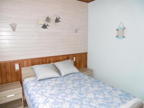 - une chambre avec un lit et un mur orné d'oiseaux dans l'établissement Charmante maison 4 personnes à L'Épine, proche plage - FR-1-823-103, à LʼÉpine