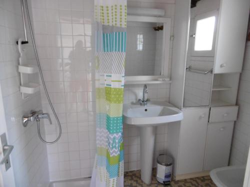 une petite salle de bain avec un lavabo et une douche dans l'établissement Charmante maison 4 personnes à L'Épine, proche plage - FR-1-823-103, à LʼÉpine
