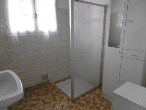 une salle de bain avec douche et lavabo dans l'établissement Maison spacieuse à Barbâtre, proche plage, animaux admis - FR-1-823-108, à Barbâtre