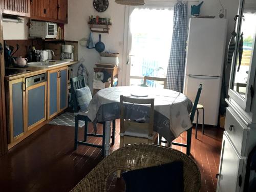 Photo de la galerie de l'établissement Maison à 100m de la plage pour 6 pers à Noirmoutier - FR-1-823-106, à La Guérinière