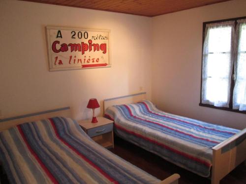 - une chambre avec 2 lits et un panneau mural dans l'établissement Maison confortable à Barbâtre, proche plage, animaux admis - FR-1-823-110, à Barbâtre