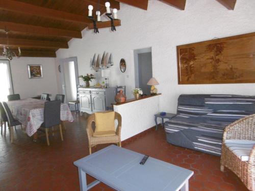 un salon avec un canapé et une table dans l'établissement Maison confortable à 300 m de la plage, animaux acceptés - FR-1-823-113, à La Guérinière