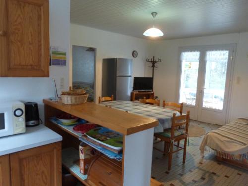 Photo de la galerie de l'établissement Maison mitoyenne à Barbâtre près de la plage - 4/6 personnes - Animaux admis - FR-1-823-111, à Barbâtre