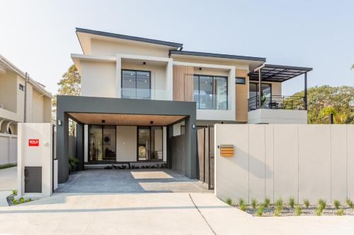 チェンマイにあるBlubamboo162 3 Bedroom Tranquil Pool Villaの白い柵のモダンな家