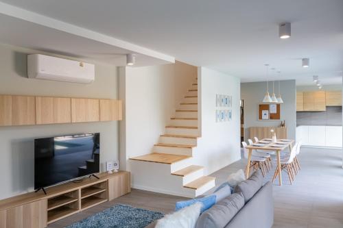 Blubamboo162 3 Bedroom Tranquil Pool Villaにあるテレビまたはエンターテインメントセンター