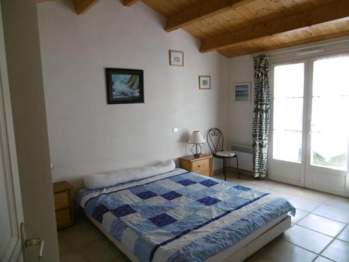 une chambre avec un lit et une grande fenêtre dans l'établissement Maison 2 Pers. à Noirmoutier, Proche Plage, Parking - FR-1-823-115, à Noirmoutier-en-l'lle
