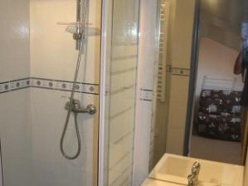 La salle de bains est pourvue d'une douche et d'un lavabo. dans l'établissement Maisonnette près de la plage pour 6 pers. - FR-1-823-119, à Barbâtre