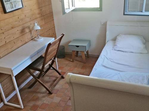 une chambre avec un lit et un bureau avec une lampe dans l'établissement Maison Plain-Pied, Proche Plage Noirmoutier, 5 Pers. - FR-1-823-133, à Noirmoutier-en-l'lle