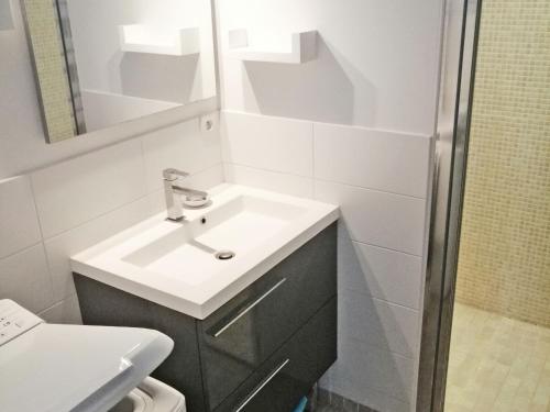 une salle de bain blanche avec un lavabo et des toilettes dans l'établissement Maison Plain-Pied, Proche Plage Noirmoutier, 5 Pers. - FR-1-823-133, à Noirmoutier-en-l'lle