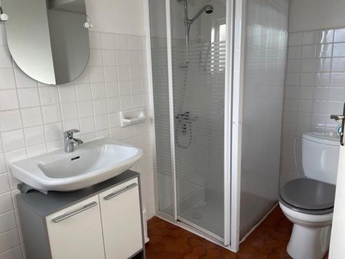 une salle de bain avec une douche, un lavabo et des toilettes dans l'établissement Maison rénovée près de la plage pour 5 personnes à L'Épine - FR-1-823-126, à LʼÉpine