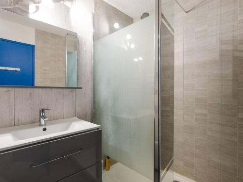 une salle de bain avec un lavabo et une douche dans l'établissement Studio cabine avec terrasse, animaux admis, pour 4 personnes - FR-1-409A-33, à Gruissan