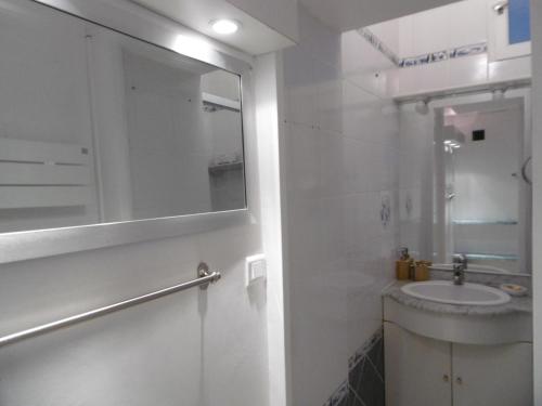 une salle de bain blanche avec un lavabo et un miroir dans l'établissement Maison confortable Noirmoutier pour 4 pers, proche plage et centre - FR-1-823-123, à Noirmoutier-en-l'lle