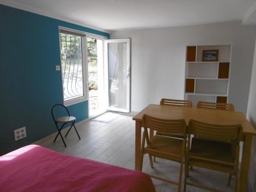 une pièce avec une table et des chaises et une salle à manger dans l'établissement Maison à Barbâtre - Proche Plage, 8 pers, Jardin, Wifi, Animaux admis - FR-1-823-124, à Barbâtre