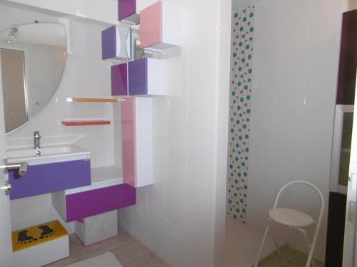 une salle de bain avec un lavabo et un miroir dans l'établissement Maison à Barbâtre - Proche Plage, 8 pers, Jardin, Wifi, Animaux admis - FR-1-823-124, à Barbâtre