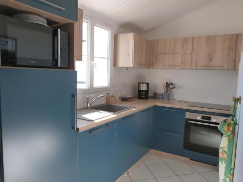 Photo de la galerie de l'établissement Maison spacieuse à Barbâtre, proche plage, pour 6 pers - FR-1-823-125, à Barbâtre