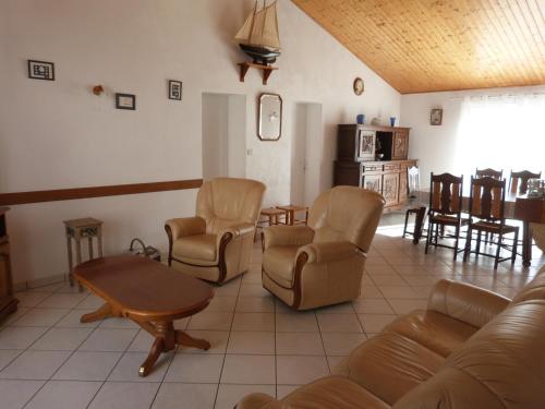 Photo de la galerie de l'établissement Maison spacieuse à Barbâtre, proche plage, pour 6 pers - FR-1-823-125, à Barbâtre