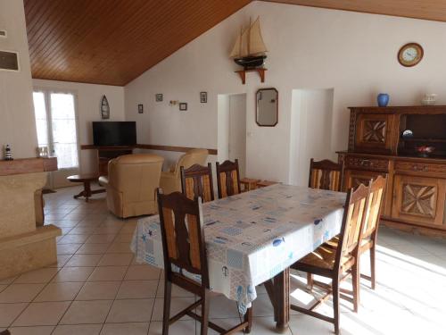 Photo de la galerie de l'établissement Maison spacieuse à Barbâtre, proche plage, pour 6 pers - FR-1-823-125, à Barbâtre