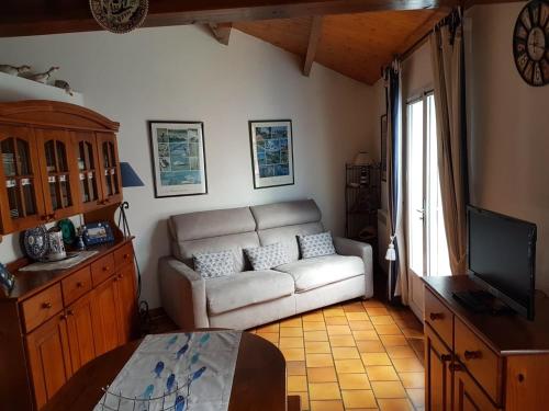 Photo de la galerie de l'établissement Maisonnette cosy à Barbâtre, proche plage pour 2/4 personnes - FR-1-823-127, à Barbâtre