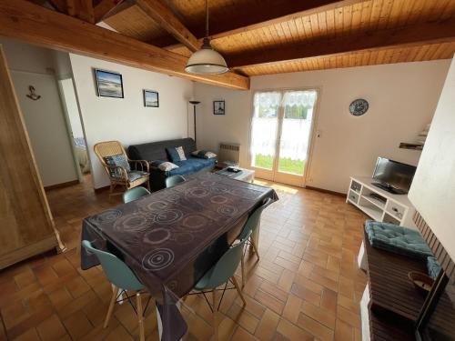 un salon avec une table et un canapé dans l'établissement Maison calme Noirmoutier Plage Sableaux, Animaux admis - FR-1-823-134, à Noirmoutier-en-l'lle
