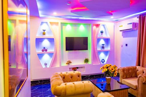 TV a/nebo společenská místnost v ubytování Radiant Hotel & Suites