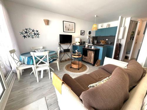un salon avec un canapé et une table dans l'établissement Charmant 2 pièces à Hendaye avec WiFi - FR-1-239-1105, à Hendaye