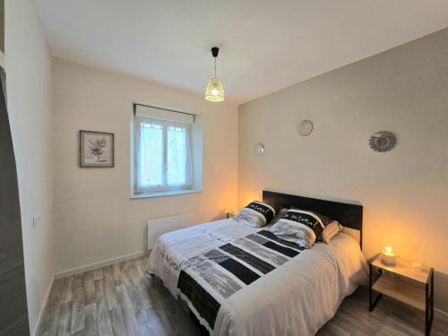 Postel nebo postele na pokoji v ubytování Le petit Nid d'Eugénie - Havre en Campagne, Animaux Bienvenus - FR-1-616-467