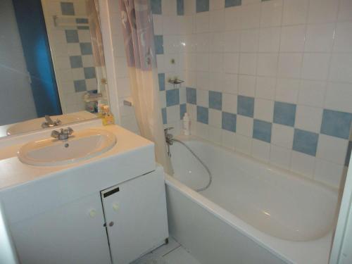 une salle de bain avec un lavabo et une baignoire dans l'établissement Appt climatisé, 4 pers, piscine et parking - Le Grau-du-Roi - FR-1-250-300, au Grau-du-Roi
