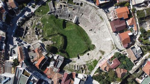 an aerial view of an old building in a city at Backpackers Casa De Payaso in Durrës