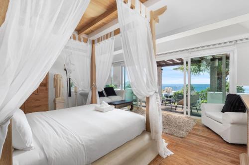 Ένα ή περισσότερα κρεβάτια σε δωμάτιο στο Spectacular Ocean Views 8BR Pool Villa Sawan in Patong! Relax & Play - Billiard, Table football, Gym & Sauna!