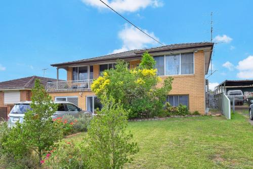 a house with a car parked in front of it at Coal d' Vine Entertainer - Cessnock NSW in Cessnock
