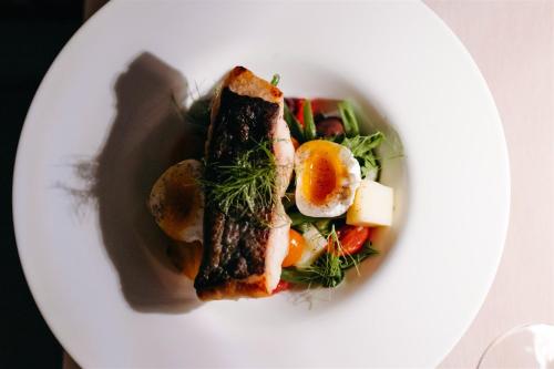 Makanan di atau berdekatan hotel