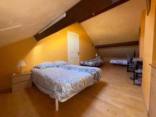 une chambre avec un grand lit dans une pièce dans l'établissement Grand F4 climatisé, terrasse, garage pour 8 personnes, centre-ville Amélie-les-Bains - FR-1-703-207, à Amélie-les-Bains-Palalda